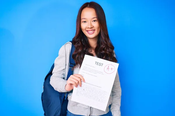 Fiatal Szép Kínai Lány Mutatja Vizsga Pozitív Boldog Álló Mosolygó — Stock Fotó