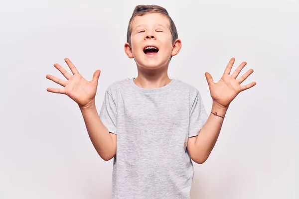 Ragazzo Biondo Carino Che Indossa Abiti Casual Che Celebrano Pazzo — Foto Stock