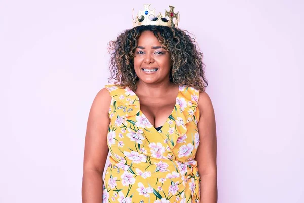 Jovem Afro Americana Size Mulher Vestindo Coroa Princesa Com Sorriso — Fotografia de Stock