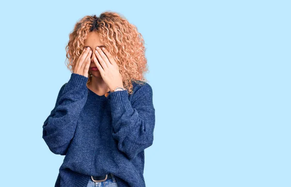 Mulher Loira Jovem Com Cabelo Encaracolado Vestindo Camisola Inverno Casual — Fotografia de Stock