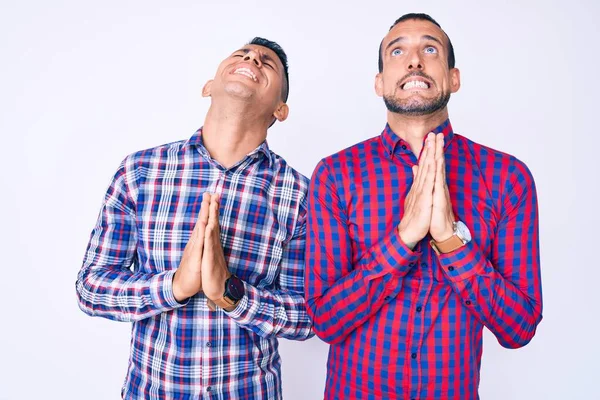 Молода Гей Пара Двох Чоловіків Повсякденному Одязі Молиться Молиться Разом — стокове фото