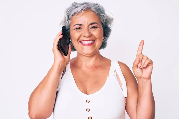 Senior Latino Grijsharige Vrouw Gesprek Praten Smartphone Verrast Met Een — Stockfoto