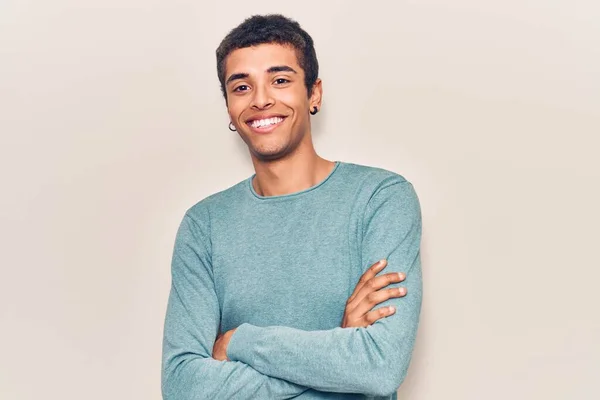 Jovem Americano Africano Vestindo Roupas Casuais Rosto Feliz Sorrindo Com — Fotografia de Stock