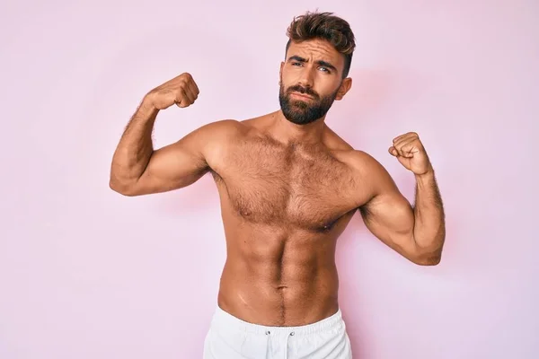 Jeune Homme Hispanique Debout Torse Montrant Les Muscles Des Bras — Photo