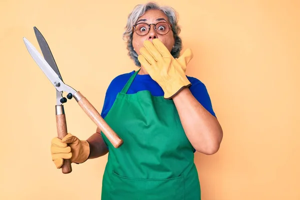 Högre Hispanic Kvinna Bär Trädgårdsmästare Förkläde Och Handskar Håller Saxar — Stockfoto