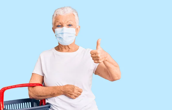 Senior Schöne Frau Mit Blauen Augen Und Grauen Haaren Trägt — Stockfoto