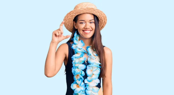 Junges Schönes Lateinisches Mädchen Mit Hawaiianischem Lei Und Sommerhut Lächelnd — Stockfoto