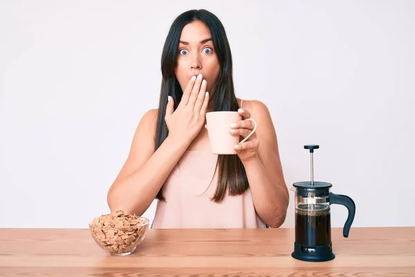 Jonge Blanke Vrouw Aan Tafel Die Koffie Drinkt Met Hand — Stockfoto