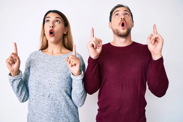 Mooi Paar Dragen Casual Kleding Verbaasd Verrast Omhoog Kijken Wijzen — Stockfoto