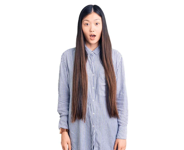 Młoda Piękna Chinka Luźnej Koszuli Przestraszona Zszokowana Zaskakującą Ekspresją Strachem — Zdjęcie stockowe