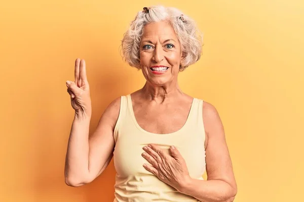 Senior Mulher Cabelos Grisalhos Vestindo Roupas Casuais Sorrindo Jurando Com — Fotografia de Stock