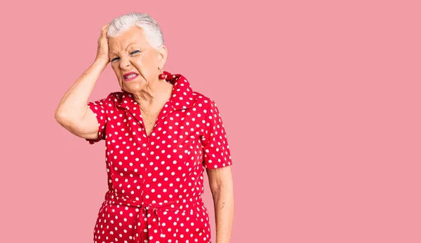 Mulher Bonita Sênior Com Olhos Azuis Cabelos Grisalhos Vestindo Vestido — Fotografia de Stock