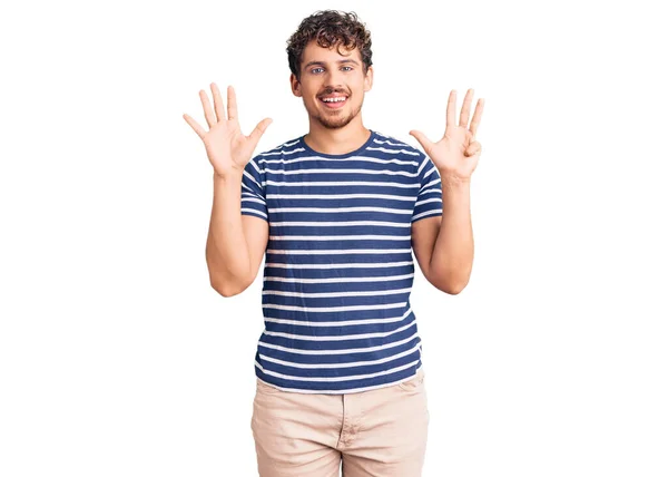 Jovem Homem Bonito Com Cabelo Encaracolado Vestindo Roupas Casuais Mostrando — Fotografia de Stock