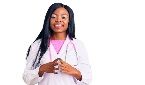 Fiatal Afro Amerikai Orvos Sztetoszkóppal Kezében Ujjait Keresztbe Mosolygott Nyugodt — Stock Fotó