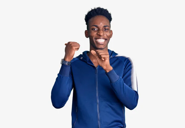 Jeune Homme Afro Américain Portant Des Vêtements Sport Pointant Vers — Photo
