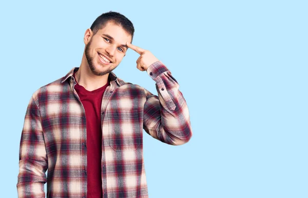 Junger Gutaussehender Mann Lässigem Hemd Lächelnd Und Mit Einem Finger — Stockfoto