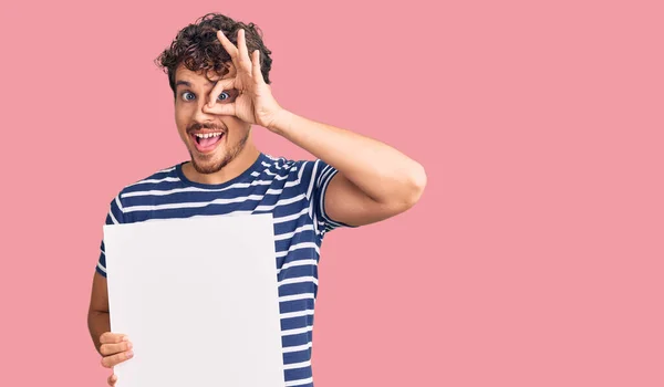 Homem Bonito Jovem Com Cabelo Encaracolado Segurando Banner Vazio Branco — Fotografia de Stock