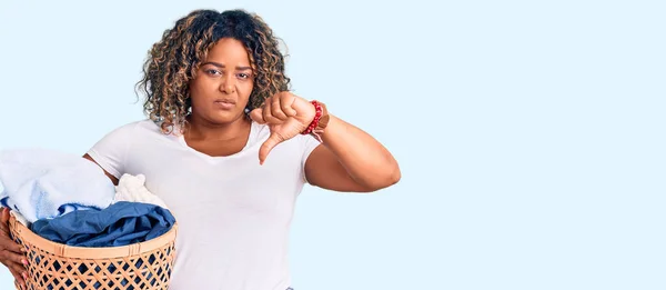 Νεαρή Αφροαμερικάνα Συν Μέγεθος Γυναίκα Κρατώντας Καλάθι Πλυντηρίων Θυμωμένο Πρόσωπο — Φωτογραφία Αρχείου