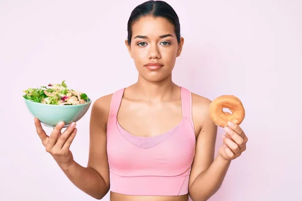 Joven Hermosa Chica Latina Con Ropa Deportiva Que Sostiene Donut —  Fotos de Stock