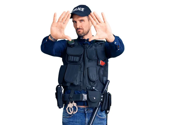 Jeune Bel Homme Portant Uniforme Police Faisant Cadre Utilisant Les — Photo