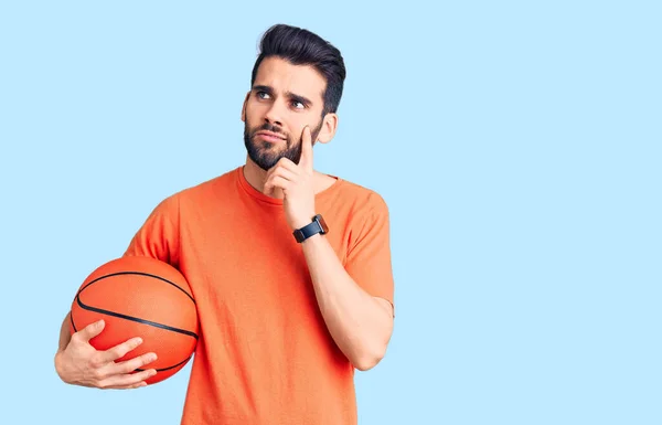 Junger Gutaussehender Mann Mit Bart Der Basketballball Hortet Ernstes Gesicht — Stockfoto