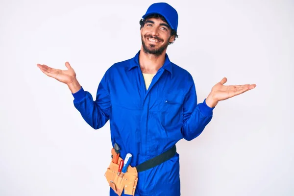 Bonito Jovem Com Cabelo Encaracolado Urso Weaing Handyman Uniforme Sorrindo — Fotografia de Stock