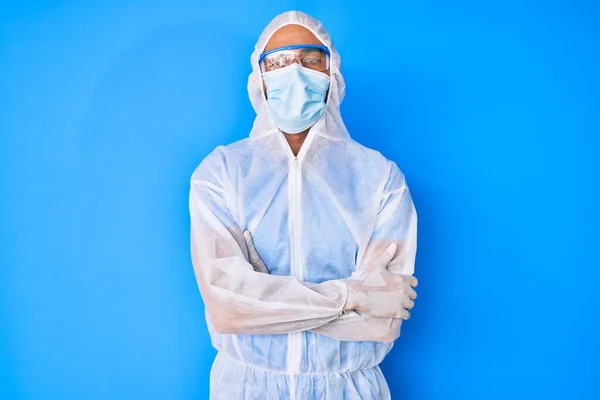 Joven Hispano Vestido Médico Coronavirus Uniforme Protección Cara Feliz Sonriendo —  Fotos de Stock