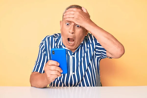 Hombre Guapo Mayor Con Pelo Gris Usando Teléfono Inteligente Sentado —  Fotos de Stock