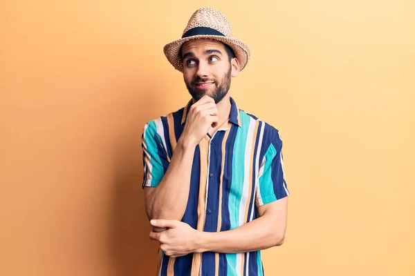 Joven Hombre Guapo Con Barba Con Sombrero Verano Camisa Con —  Fotos de Stock