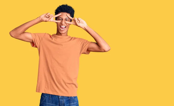 Jovem Afro Americano Vestindo Roupas Casuais Fazendo Símbolo Paz Com — Fotografia de Stock