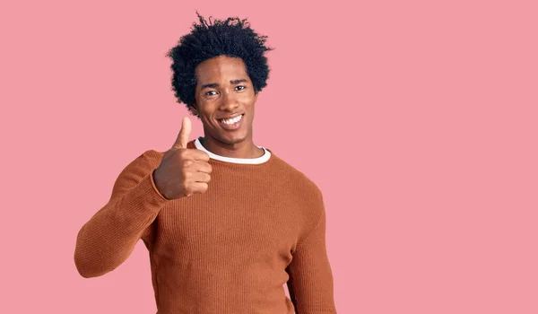 Bonito Americano Africano Com Cabelo Afro Vestindo Roupas Casuais Fazendo — Fotografia de Stock