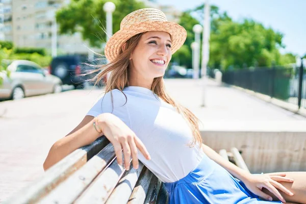 Junge Blonde Frau Urlaub Lächelt Glücklich Auf Bank Der Straße — Stockfoto