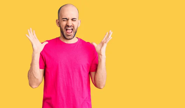 Homem Bonito Jovem Vestindo Camiseta Casual Celebrando Louco Louco Para — Fotografia de Stock