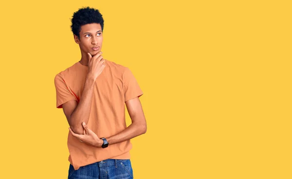 Mladý Afroameričan Neformálním Oblečení Rukou Bradě Přemýšlí Otázce Zamyšleném Výrazu — Stock fotografie