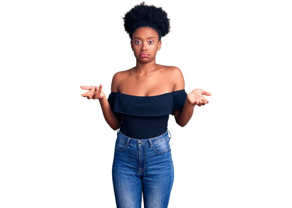 Mujer Afroamericana Joven Con Ropa Casual Expresión Despistada Confusa Con —  Fotos de Stock