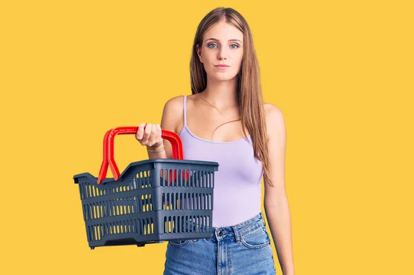 Joven Hermosa Mujer Rubia Sosteniendo Cesta Compra Del Supermercado Pensando —  Fotos de Stock