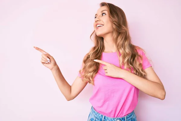 Jonge Blanke Vrouw Met Blond Haar Wijzen Met Vingers Naar — Stockfoto