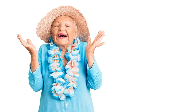 Senior Hermosa Mujer Con Ojos Azules Pelo Gris Con Sombrero — Foto de Stock