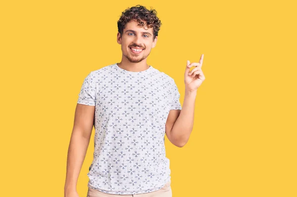 Jovem Homem Bonito Com Cabelo Encaracolado Vestindo Roupas Casuais Sorrindo — Fotografia de Stock