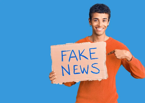 Giovane Africano Amercian Man Holding Fake News Banner Puntare Dito — Foto Stock