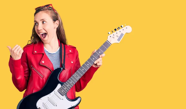 Genç Güzel Sarışın Elektro Gitar Çalan Baş Parmağını Yukarı Kaldıran — Stok fotoğraf