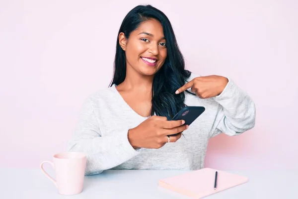 Mooie Latijn Jonge Vrouw Met Lang Haar Met Behulp Van — Stockfoto