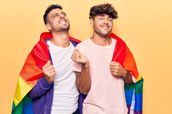 Joven Pareja Gay Vistiendo Arco Iris Lgbtq Bandera Gritando Orgulloso — Foto de Stock