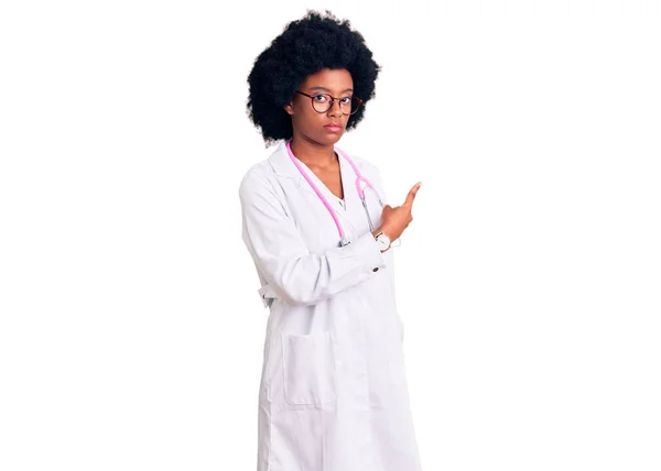 Fiatal Afro Amerikai Orvos Kabát Sztetoszkóp Mutató Kéz Ujját Oldalra — Stock Fotó