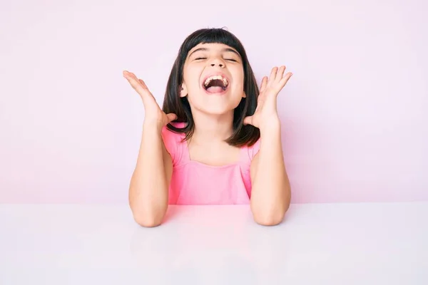 Jonge Kleine Meid Met Bang Dragen Casual Kleren Zitten Tafel — Stockfoto