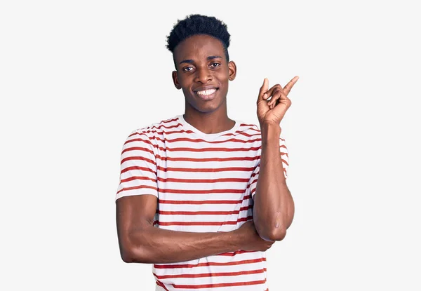 Молодий Афроамериканець Одягнений Повсякденний Одяг Великою Посмішкою Обличчі Вказує Рукою — стокове фото