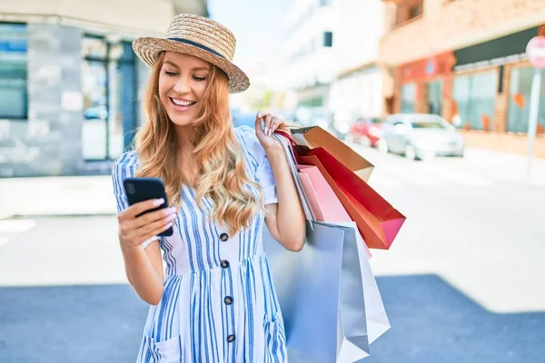 Młoda Piękna Kobieta Shopper Uśmiecha Szczęśliwy Idąc Sklepu Sprzedaży Trzymając — Zdjęcie stockowe