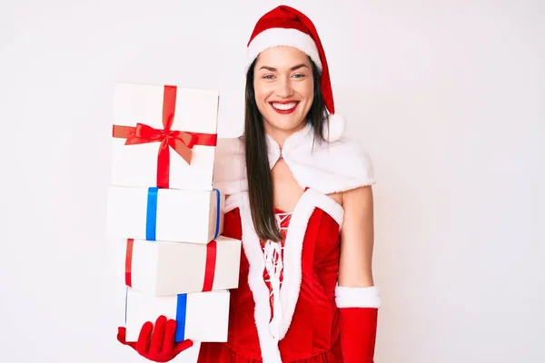 Mujer Joven Con Traje Santa Claus Sosteniendo Regalos Que Parecen —  Fotos de Stock