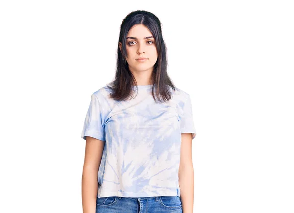 Menina Bonita Nova Vestindo Camisa Casual Relaxado Com Expressão Séria — Fotografia de Stock