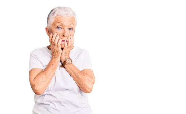 Mavi Gözlü Beyaz Tişörtlü Yaşlı Güzel Bir Kadın Yorgun Elleri — Stok fotoğraf